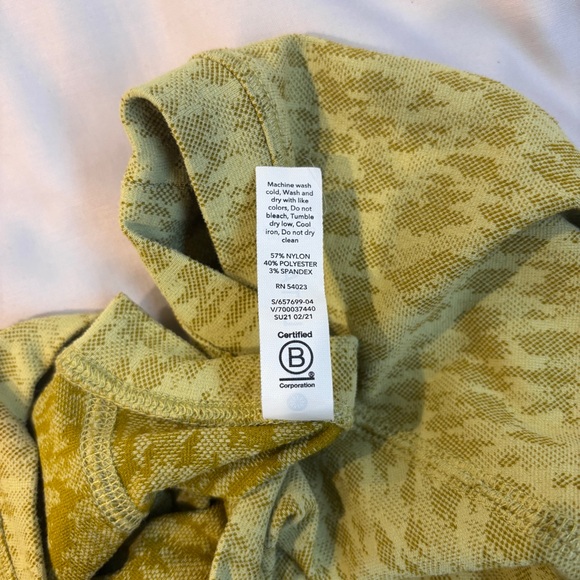 Athleta Yellow Patterned Women's Top - Picture 8 of 9